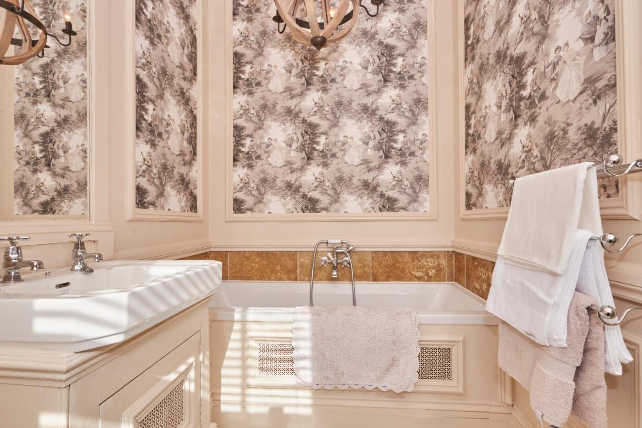 The Stunning French Boudoir Of Harrogate Apartment Bagian luar foto