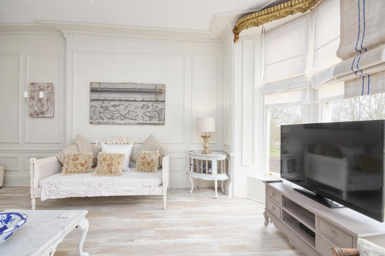 The Stunning French Boudoir Of Harrogate Apartment Bagian luar foto